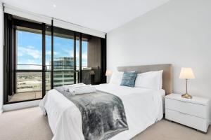 Letto o letti in una camera di Melbourne Lifestyle Apartments - Best Views on Collins