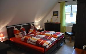 a bedroom with a bed and a window at Ferienwohnung für 4 Personen ca 60 qm in Vieregge, Ostseeküste Deutschland Rügen in Vieregge