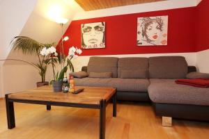 uma sala de estar com um sofá e uma mesa de centro em Ferienwohnung für 3 Personen 1 Kind ca 55 qm in Villingen-Rietheim, Schwarzwald em Villingen-Schwenningen