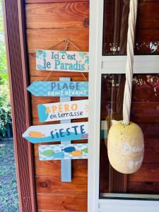 un panneau sur la porte d'un restaurant dans l'établissement Beach house à Marina di Sorbo …Corse, à Sorbo-Ocagnano