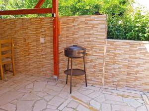 a barbecue grill in front of a brick wall at Ferienwohnung für 4 Personen ca 40 qm in Fažana-Surida, Istrien Istrische Riviera - b54424 in Valbandon