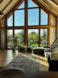 Χώρος καθιστικού στο Cozy Chalet A-Frame