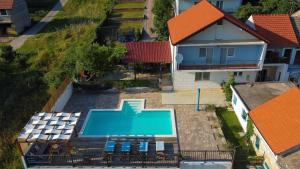 z góry widok na dom z basenem w obiekcie Ferienhaus mit Privatpool für 5 Personen 3 Kinder ca 180 qm in Otok, Dalmatien Dalmatinisches Hinterland w mieście Otok