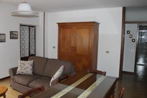sala de estar con sofá y mesa en Ferienwohnung für 5 Personen ca 65 qm in Malcesine, Gardasee Ostufer Gardasee, en Malcesine