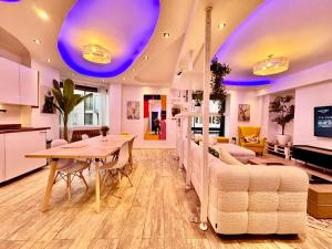 Il comprend une cuisine et un salon avec une table et des chaises. dans l'établissement One Hyde Park by Wild London, à Londres