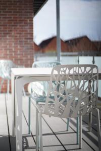 uma cadeira branca sentada em cima de uma varanda em Endlich Theda em Juist
