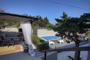 einen Hinterhof mit einem Pool und einem Pavillon in der Unterkunft Ferienhaus mit Privatpool für 8 Personen in Liznjan, Istrien - b43312 in Ližnjan