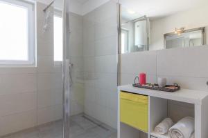 a bathroom with a shower and a sink at Ferienhaus mit Privatpool für 8 Personen ca 80 qm in Ližnjan, Istrien Südküste von Istrien in Ližnjan