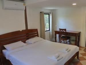 a bedroom with a bed with two towels on it at Baan Maka Nature Lodge in Kaeng Krachan