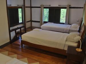 Postel nebo postele na pokoji v ubytování Baan Maka Nature Lodge