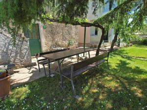 een picknicktafel onder een boom in een tuin bij Ferienwohnung für 3 Personen ca 27 qm in Pula, Istrien Istrische Riviera in Pula