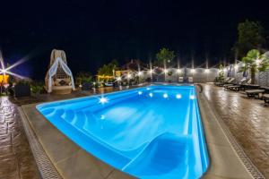 una piscina por la noche con un tobogán en VALEA MAGURII, en Novaci-Străini