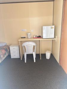 Habitación con escritorio y silla. en Lyndhurst Hotel motel SA Australia 5731, en Mandurama