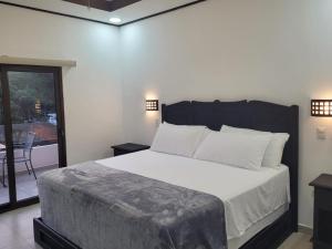 Yamaranguila的住宿－Hotel Victoria Inn，卧室配有带白色枕头的大床