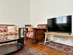 uma sala de estar com uma grande televisão de ecrã plano em The Old Bakery Guesthouse, Harden em Harden