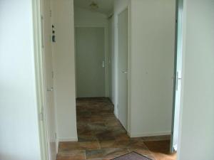 ein leeres Zimmer mit einem Flur mit Fliesenboden in der Unterkunft Hausboot Schiff für 4 Personen ca 85 m in Oudega, Friesland Küste von Friesland in Oudega
