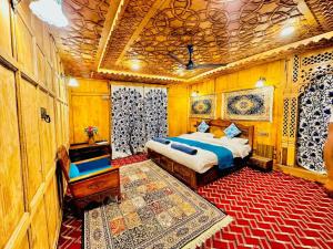 Floating Luxury Group Of Houseboats في سريناغار: غرفة نوم بسريرين في غرفة