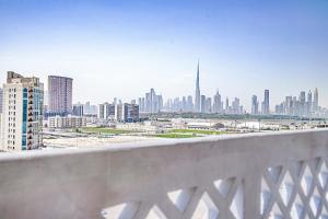 Palette Royal Reflections Hotel and Spa Dubai في دبي: اطلالة على أفق المدينة مع المباني
