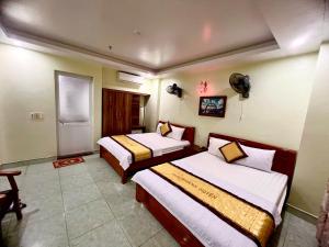 Postel nebo postele na pokoji v ubytování Vân Thái Dương Hotel Cát Bà + 12 fotografií