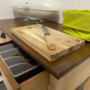 a cutting board and a knife on a table at Hüftgold schlafen & wohnen in Monschau +31 photos