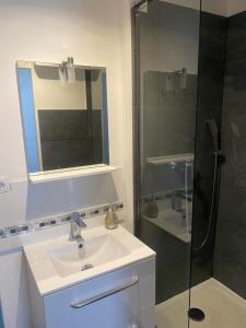 フュリアニにあるT2 Campo Metaのバスルーム(洗面台、ガラス張りのシャワー付)