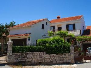 een wit huis met een stenen muur bij Ferienwohnung für 2 Personen ca 17 qm in Pula-Fondole, Istrien Istrische Riviera in Štinjan