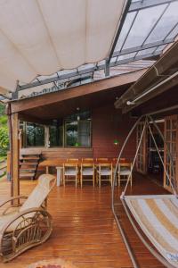 清邁的住宿－Muangkham Cabin，铺有木地板的庭院配有桌椅