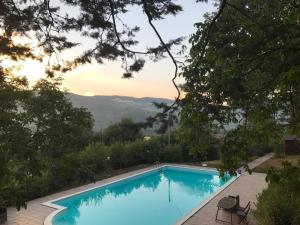 una piscina con vista sulle montagne di Ferienhaus mit Privatpool für 6 Personen ca 400 qm in Morra, Trasimenischer See a Città di Castello
