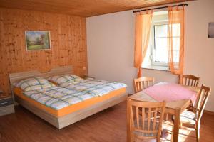 1 dormitorio con 1 cama, mesa y sillas en Ferienwohnung für 4 Personen ca 50 qm in Kirnitzschtal, Sachsen Sächsische Schweiz en Sebnitz