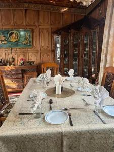 een tafel met borden en servetten erop bij Floating Luxury Group Of Houseboats in Srinagar