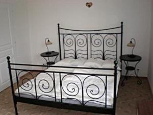 Tempat tidur dalam kamar di Ferienwohnung für 8 Personen ca 80 qm in Pernink, Böhmen Skizentrum Pernink - b56697