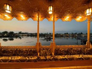 een raam met verlichting en uitzicht op een meer bij Floating Luxury Group Of Houseboats in Srinagar