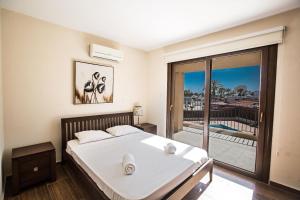 1 dormitorio con 1 cama grande y balcón en Ferienwohnung für 5 Personen ca 1 qm in Agia Napa, Südküste von Zypern en Ayia Napa