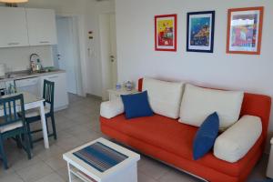 ein Wohnzimmer mit einem roten Sofa und einer Küche in der Unterkunft Studio für 5 Personen ca 60 qm in Tribunj, Dalmatien Norddalmatien in Tribunj
