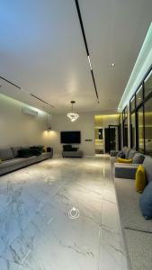 a large living room with a large marble floor at شاليه ضي in Hail