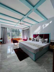1 dormitorio con 1 cama grande y techo azul en Hotel Apple Flower, en Manali