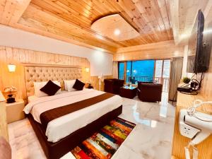 a bedroom with a bed and a television in a room at Pinewood Lodge in Ooty