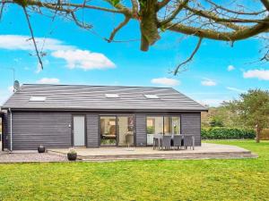 een modulair huis met een tafel en stoelen bij Holiday home Nexø IX in Neksø