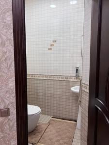 uma casa de banho com um WC e um lavatório em Almotrudiy apartament em Samarkand