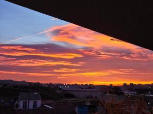 マルセイユにあるJoli appartementの屋根からの夕日の眺め +1枚の写真