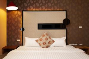 小琉球的住宿－小琉球海明珠渡假旅店，一间卧室配有一张带大镜子的床,上面是一面大镜子