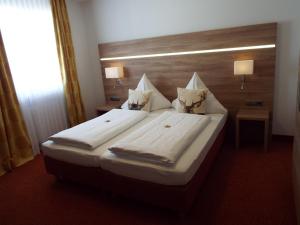 Postel nebo postele na pokoji v ubytování Hotel Isartaler Hof