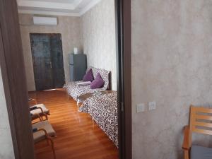 uma sala de estar com dois sofás e uma mesa em Guest house Nano em Martvili