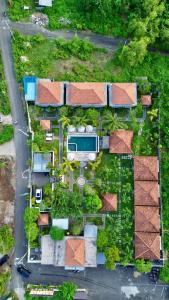 an overhead view of a house with a basketball court at Taman Asih Bingin Homestay in Uluwatu