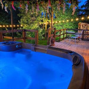 einen Pool im Hinterhof mit einem Tisch und einer Terrasse in der Unterkunft Haw thorn Hideaway in Doncaster