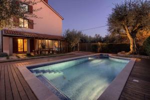 a swimming pool in a yard next to a house at Ferienhaus mit Privatpool für 8 Personen ca 150 qm in Šišan, Istrien Südküste von Istrien in Šišan +14 photos
