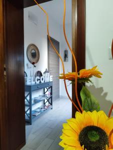 eine Vase mit Sonnenblume im Flur in der Unterkunft Casa vacanze I GIRASOLI -R4042- in Sorso