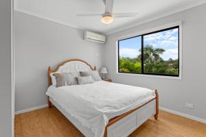Un dormitorio blanco con una cama y una ventana. en Serene Lakefront Villa with Private Pool, en Westlake 38 fotos más