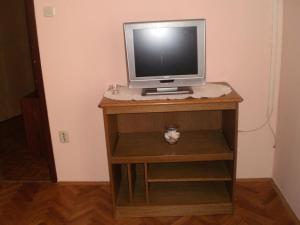 a computer monitor sitting on top of a table at Licul Modern retreat in Kukci