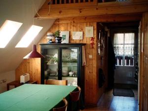 uma sala de jantar com um balcão verde e uma porta em De Höller - Dakappartement met Toren 